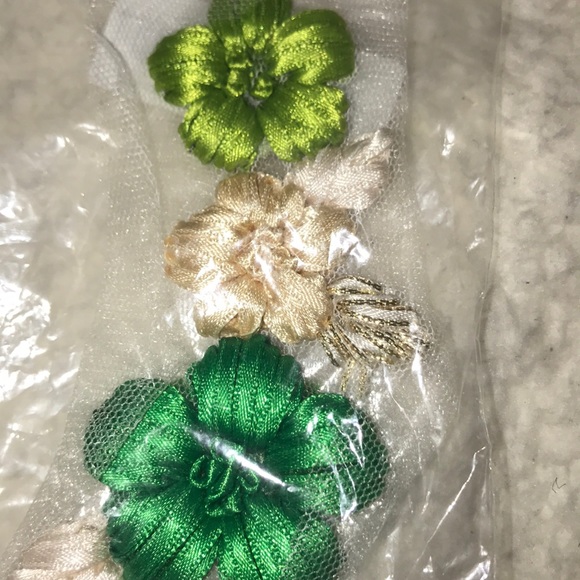 New Beautiful set of 6 Flower 3D Appliqués - Picture 4 of 5